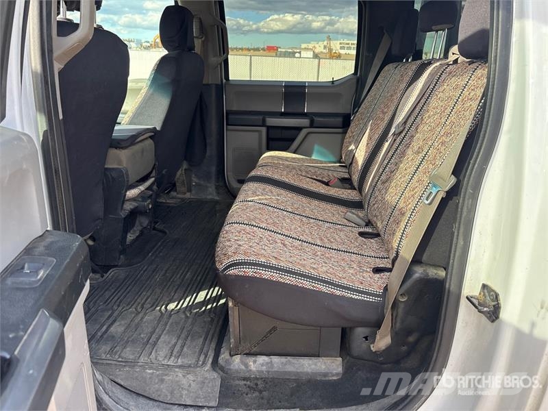 Ford F-350 XLT 4x4 Crew Cab Pickup Iné