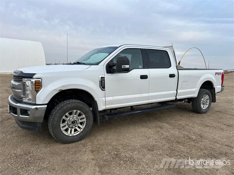 Ford F-350 XLT 4x4 Crew Cab Pickup Egyéb
