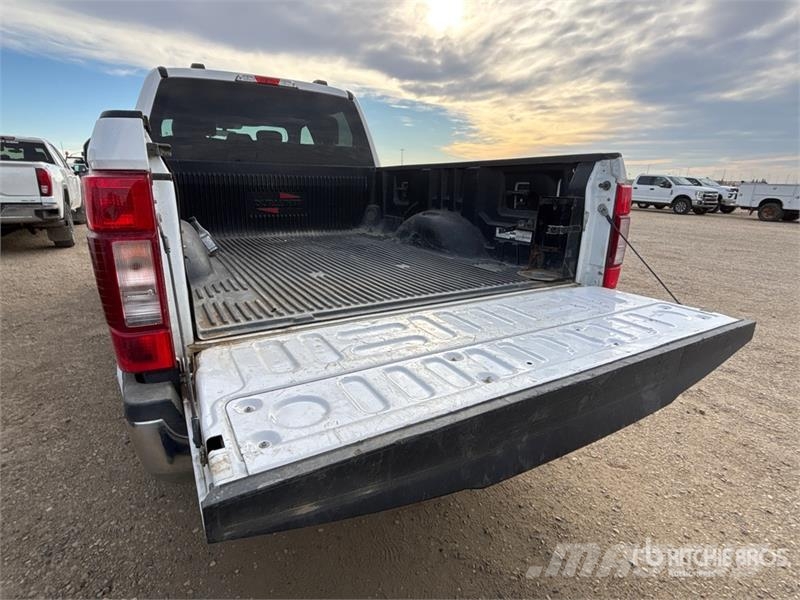 Ford F-350 XLT 4x4 Crew Cab Pickup Ostalo