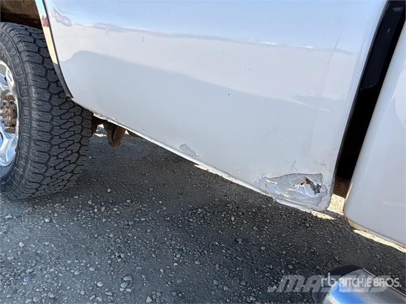 Ford F-350 XLT 4x4 Crew Cab Pickup Kita