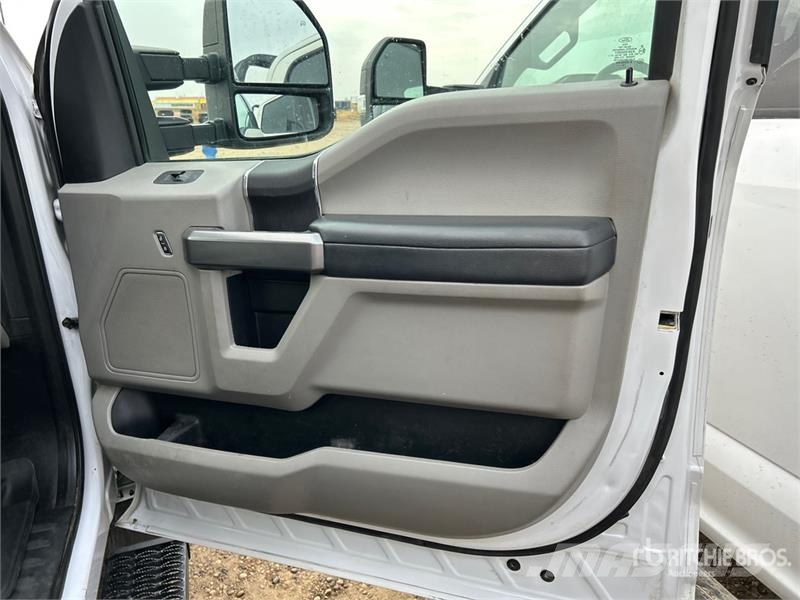 Ford F-350 XLT 4x4 Crew Cab Pickup Egyéb