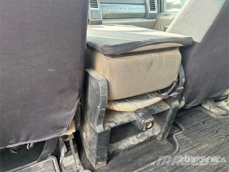 Ford F-350 XLT 4x4 Crew Cab Pickup Iné