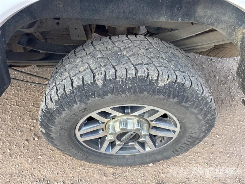 Ford F-350 XLT 4x4 Crew Cab Pickup Iné