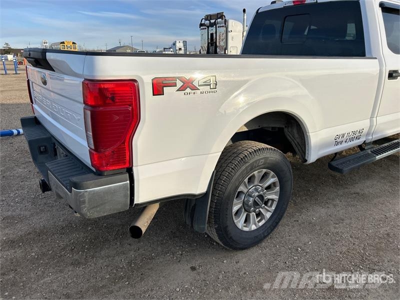 Ford F-350 XLT 4x4 Crew Cab Pickup أخرى