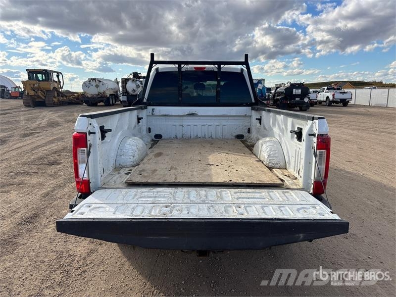 Ford F-350 XLT 4x4 Crew Cab Pickup Iné