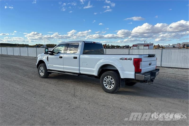 Ford F-350 XLT 4x4 Crew Cab Pickup Other