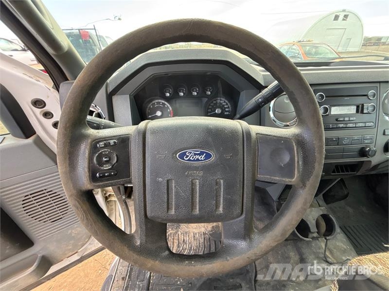 Ford F-350 XLT 4x4 Crew Cab Pickup 其他