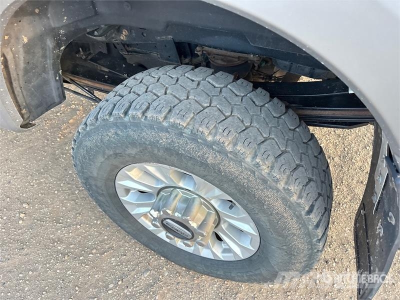 Ford F-350 XLT 4x4 Crew Cab Pickup Ostalo