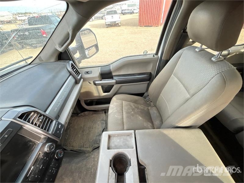 Ford F-350 XLT 4x4 Crew Cab Pickup (Inoperable) Övriga bilar