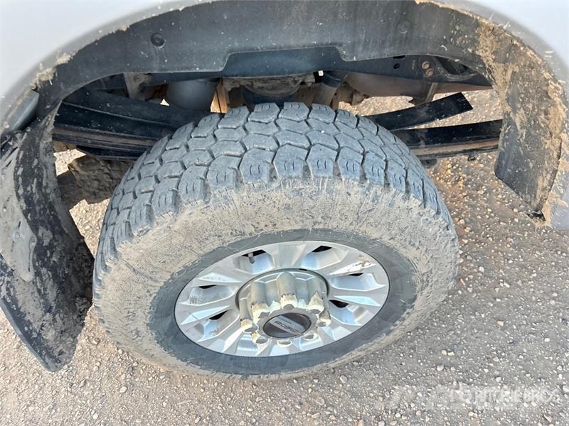 Ford F-350 XLT 4x4 Crew Cab Pickup Ostalo