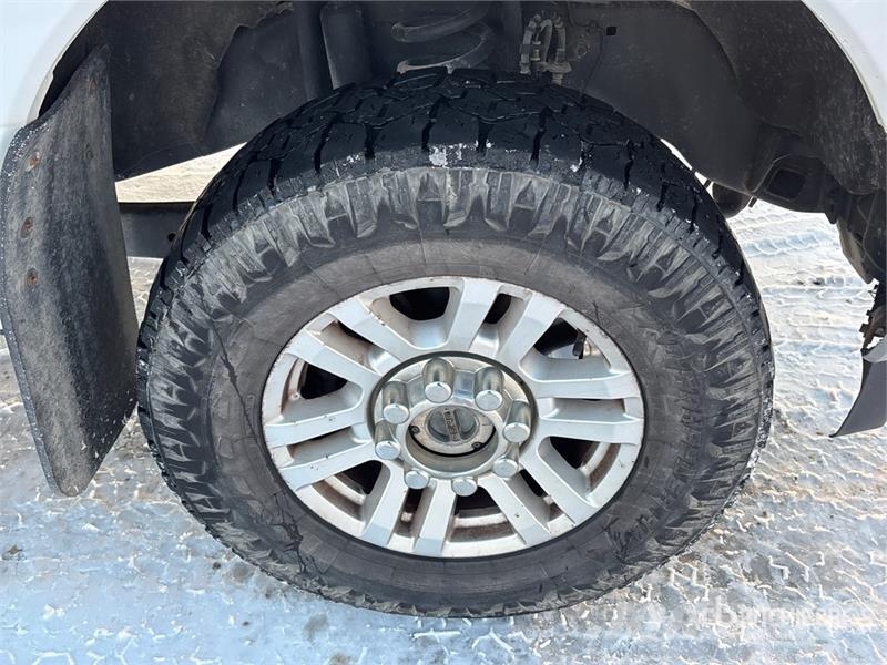 Ford F-350 XLT 4x4 Crew Cab Pickup Muu