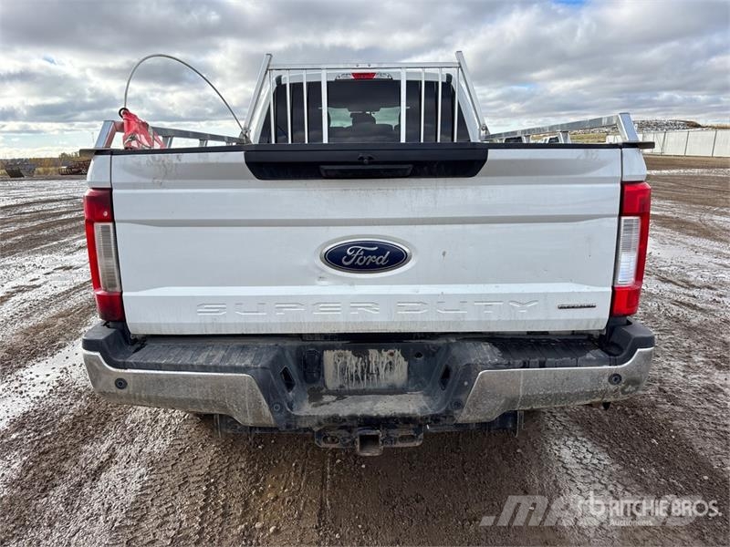 Ford F-350 XLT 4x4 Crew Cab Pickup 其他