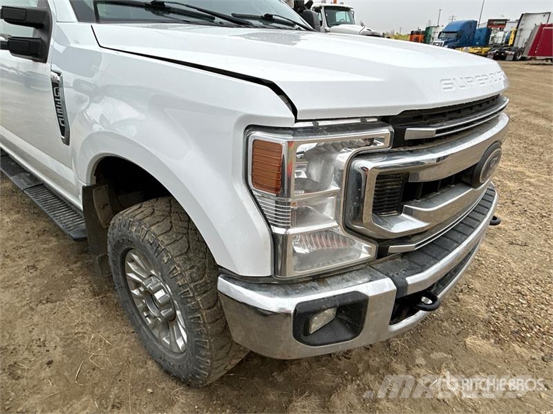Ford F-350 XLT 4x4 Crew Cab Pickup أخرى