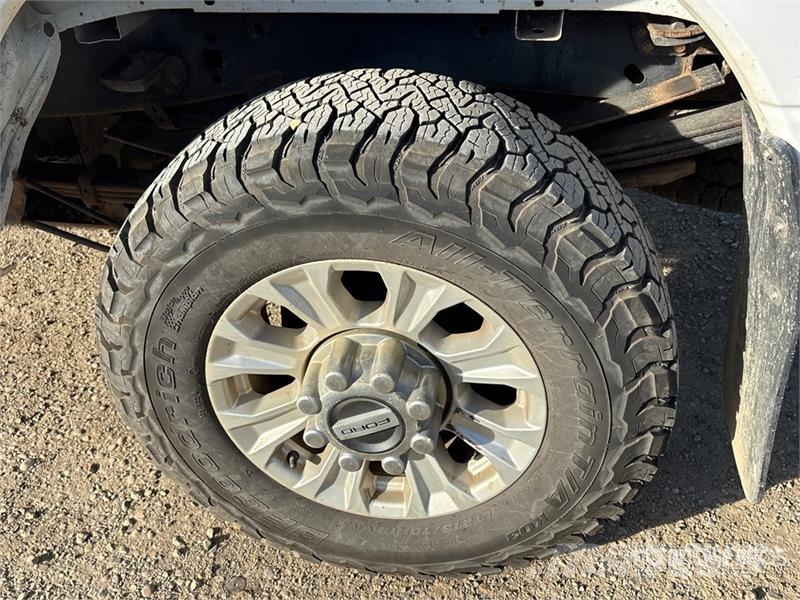 Ford F-350 XLT 4x4 Crew Cab Pickup Ostalo