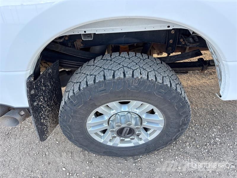 Ford F-350 XLT 4x4 Crew Cab Pickup Other
