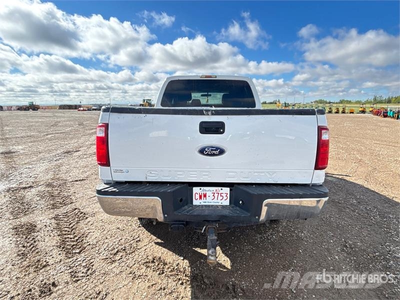 Ford F-350 XLT 4x4 Crew Cab Pickup Drugi