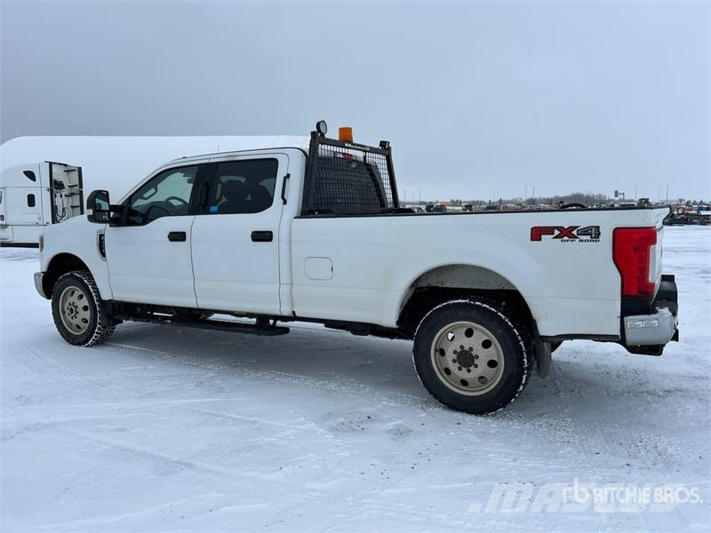 Ford F-350 XLT 4x4 Crew Cab Pickup Ostalo