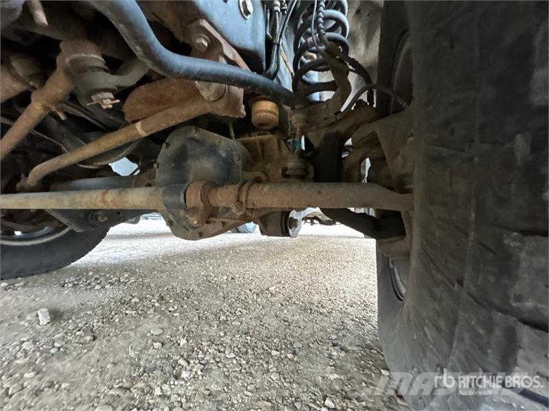 Ford F-350 XLT 4x4 Crew Cab Pickup Egyéb