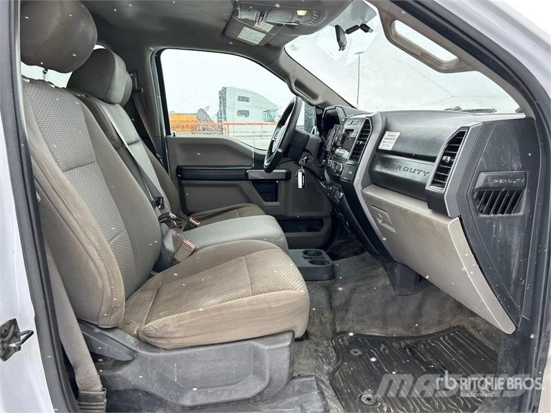 Ford F-350 XLT 4x4 Crew Cab Pickup Ostalo