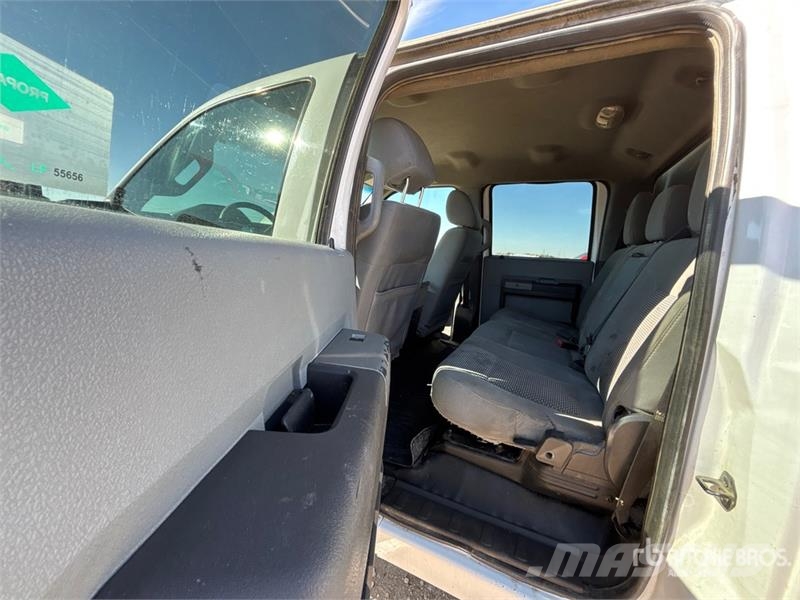 Ford F-350 XLT 4x4 Crew Cab Pickup Kita