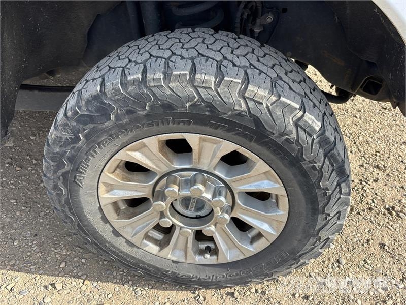 Ford F-350 XLT 4x4 Crew Cab Pickup Ostalo