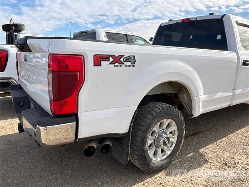 Ford F-350 XLT 4x4 Crew Cab Pickup Ostalo