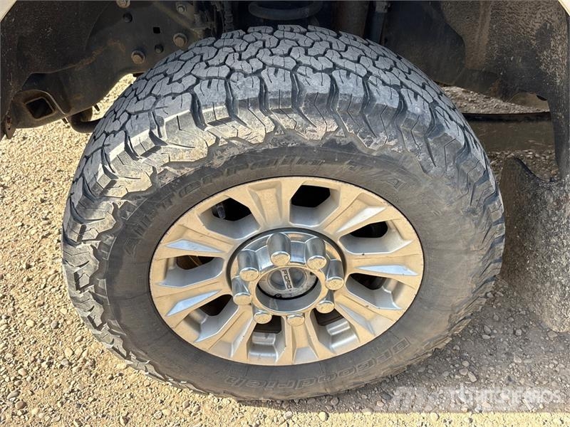 Ford F-350 XLT 4x4 Crew Cab Pickup Ostalo