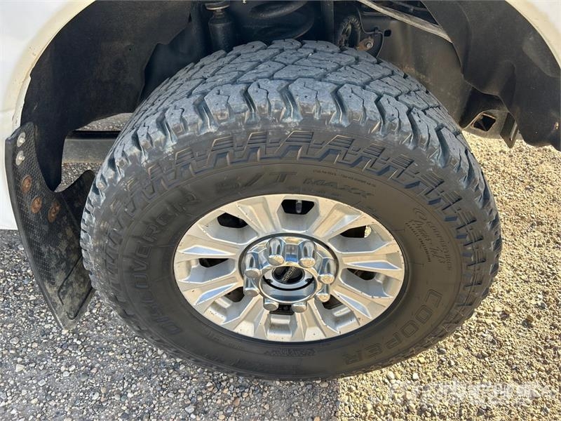 Ford F-350 XLT 4x4 Crew Cab Pickup Drugi