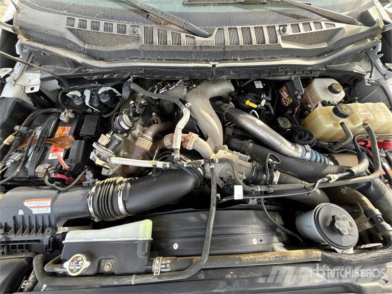 Ford F-350 XLT 4x4 Crew Cab Pickup (Inoperable) Övriga bilar