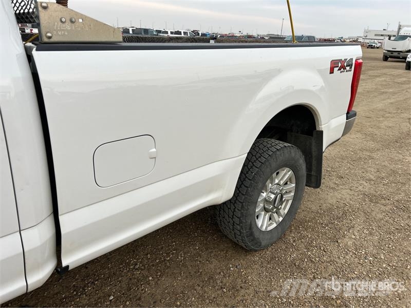 Ford F-350 XLT 4x4 Crew Cab Pickup Egyéb
