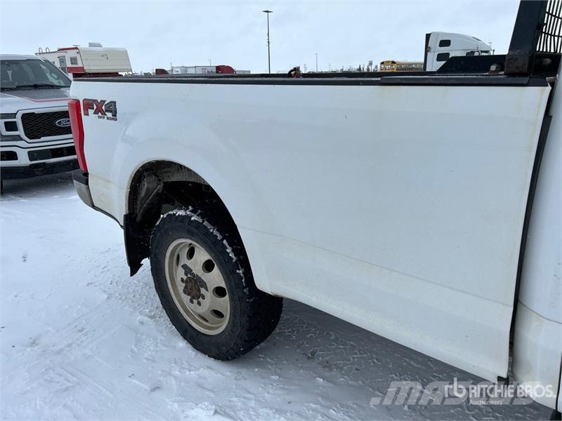 Ford F-350 XLT 4x4 Crew Cab Pickup Ostalo