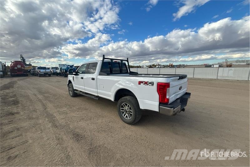 Ford F-350 XLT 4x4 Crew Cab Pickup Iné