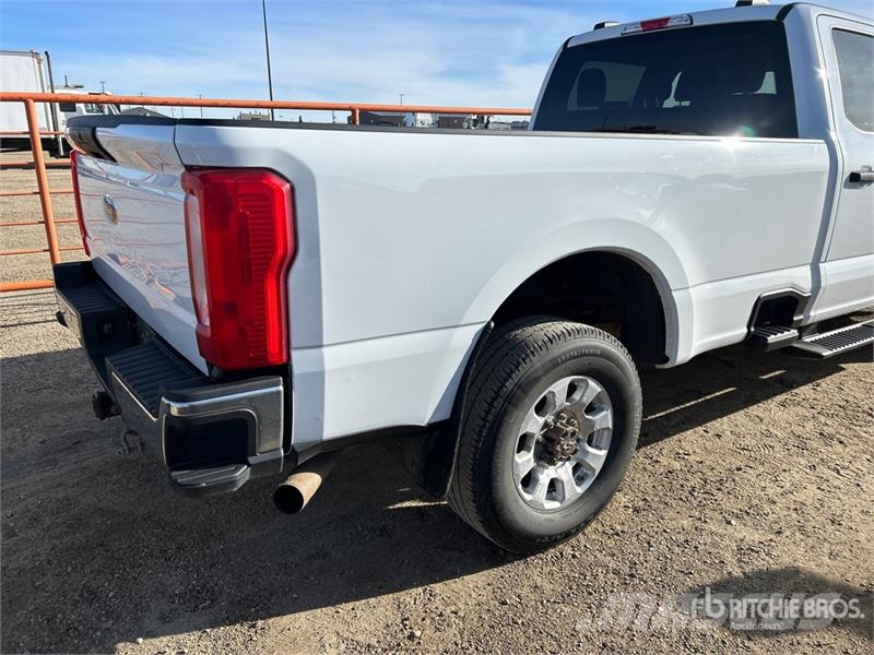 Ford F-350 XLT 4x4 Crew Cab Pickup أخرى
