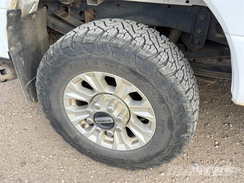 Ford F-350 XLT 4x4 Crew Cab Pickup Ostalo