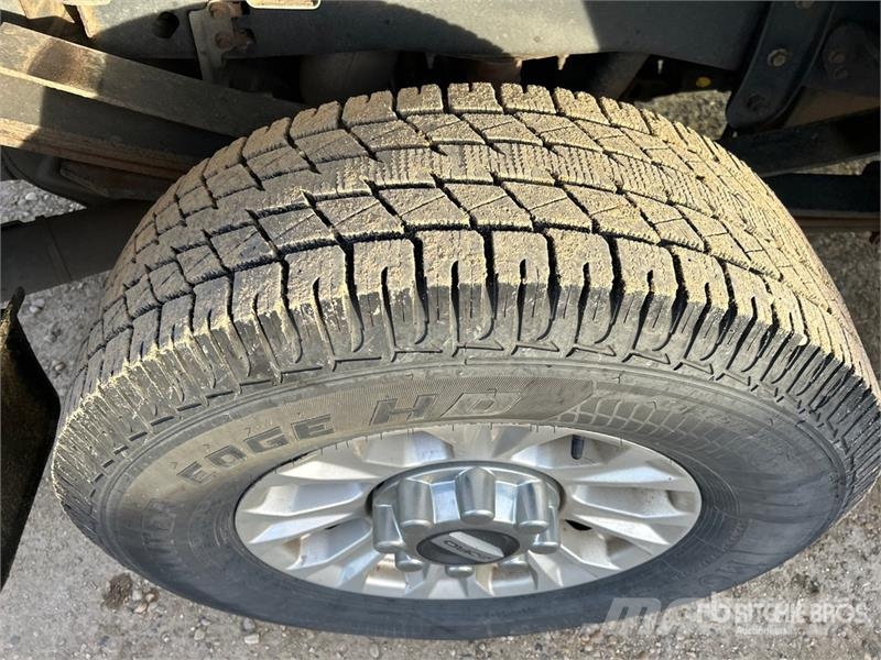 Ford F-350 XLT 4x4 Crew Cab Pickup أخرى
