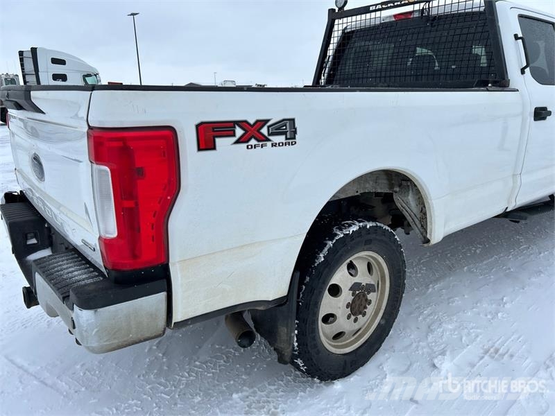 Ford F-350 XLT 4x4 Crew Cab Pickup Ostalo