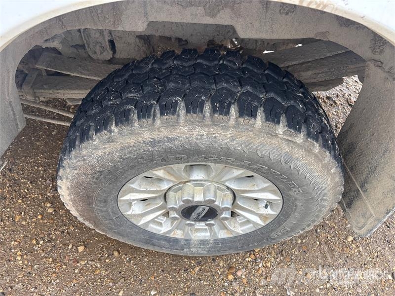 Ford F-350 XLT 4x4 Crew Cab Pickup (Inoperable) Muu