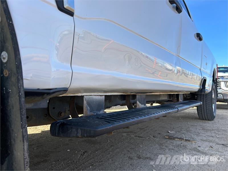 Ford F-350 XLT 4x4 Crew Cab Pickup أخرى