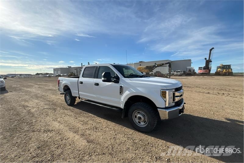 Ford F-350 XLT 4x4 Crew Cab Pickup Anders