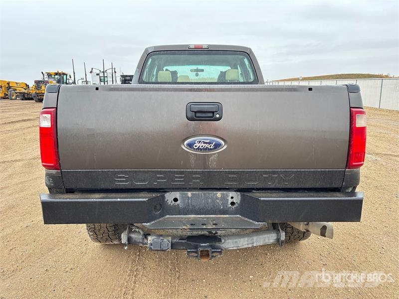 Ford F-350 XLT 4x4 Crew Cab Pickup Andre varebiler