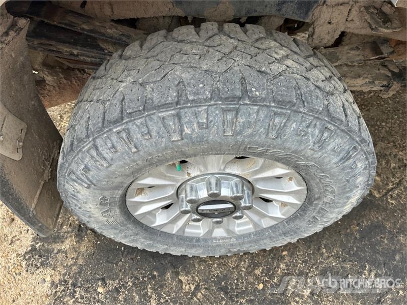 Ford F-350 XLT 4x4 Crew Cab Pickup أخرى