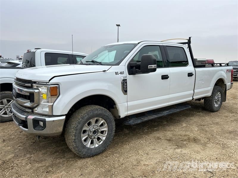 Ford F-350 XLT 4x4 Crew Cab Pickup أخرى