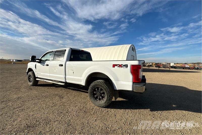 Ford F-350 XLT 4x4 Crew Cab Pickup Ostalo