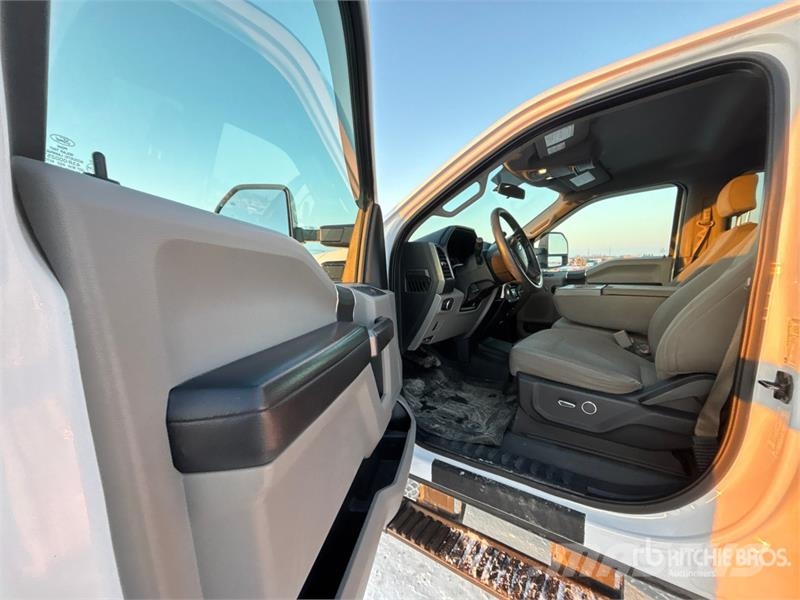 Ford F-350 XLT 4x4 Crew Cab Pickup Muu