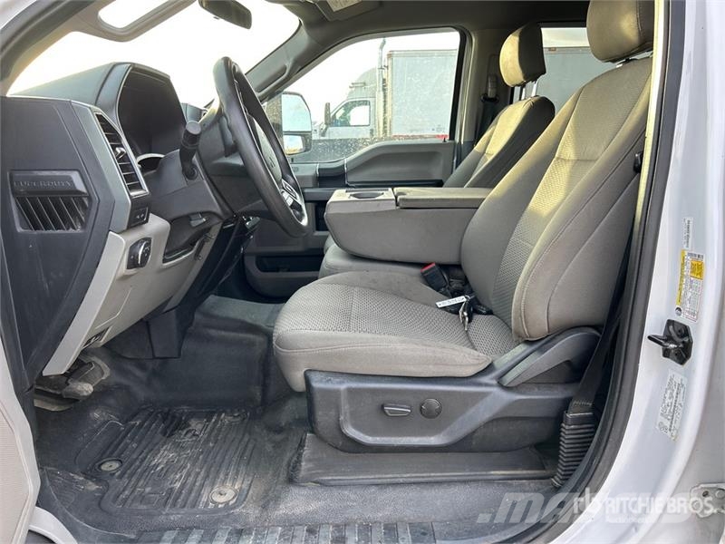 Ford F-350 XLT 4x4 Crew Cab Pickup أخرى