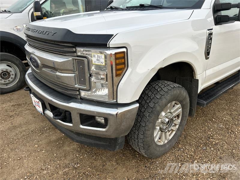 Ford F-350 XLT 4x4 Crew Cab Pickup Egyéb
