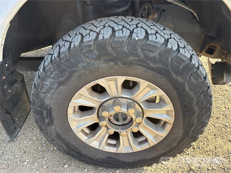 Ford F-350 XLT 4x4 Crew Cab Pickup Ostalo