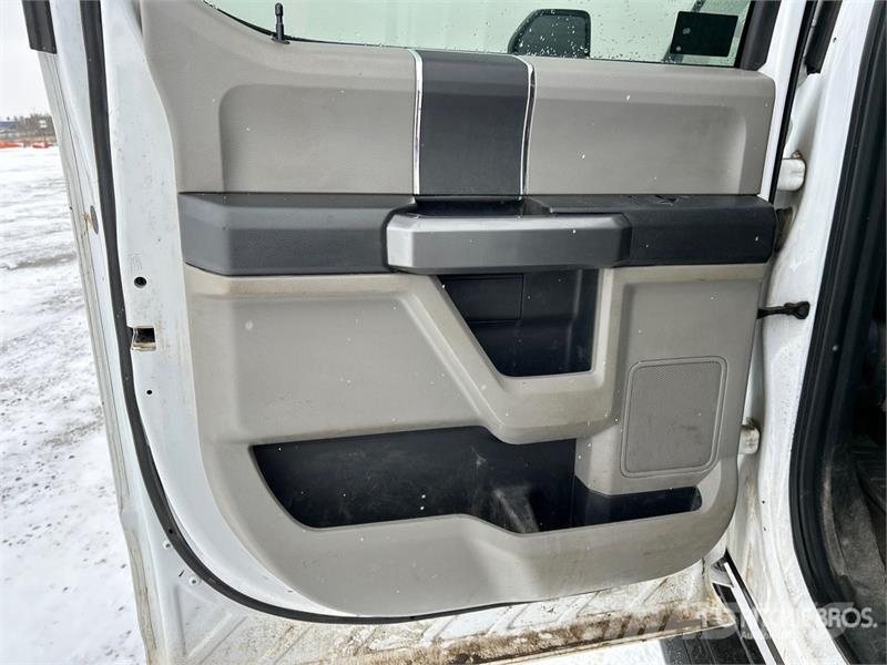 Ford F-350 XLT 4x4 Crew Cab Pickup Ostalo