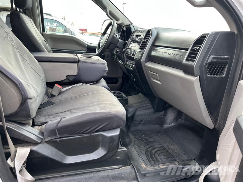 Ford F-350 XLT 4x4 Crew Cab Pickup Egyéb