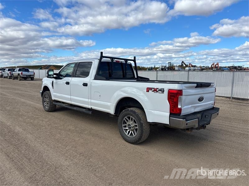 Ford F-350 XLT 4x4 Crew Cab Pickup Other